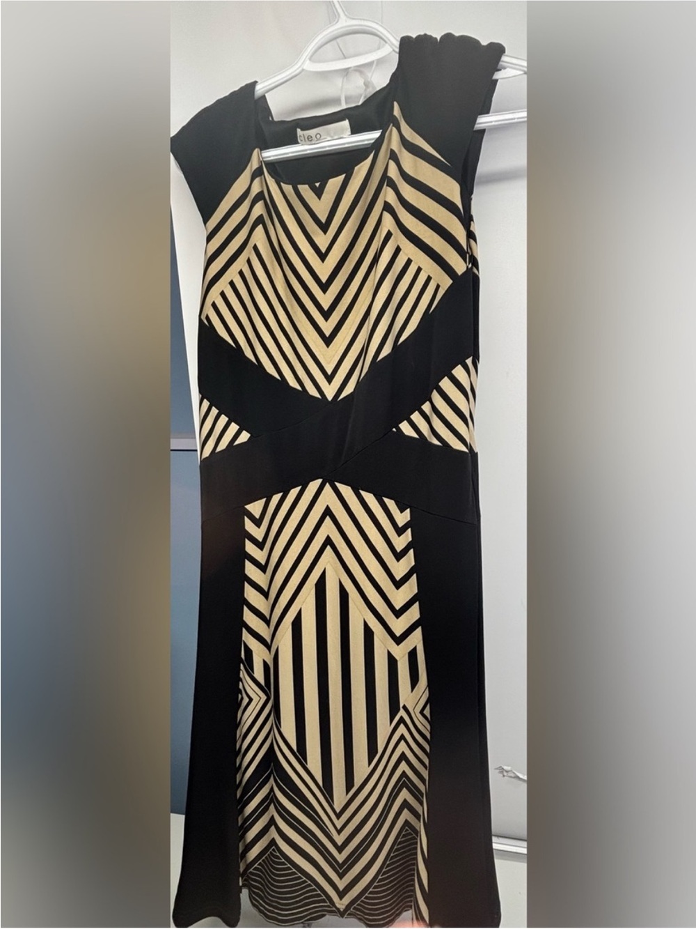 Cleo Black & Beige Geometric
Art Deco Cap Sleeve Dress
Stretch Size M - Picture 3 of 3